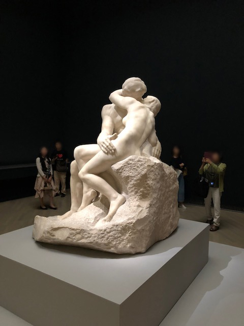 横浜美術館で開催されている「ヌード展」では、ロダンの大理石彫刻《接吻》を間近で鑑賞することができる。